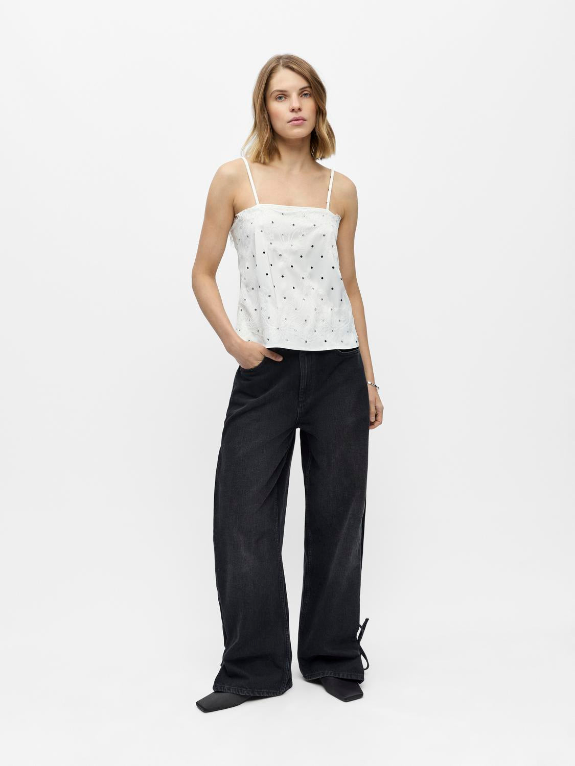 model_shot-front_full